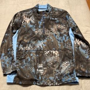 HUK Fishing performance pull over with fish camo appearance XL